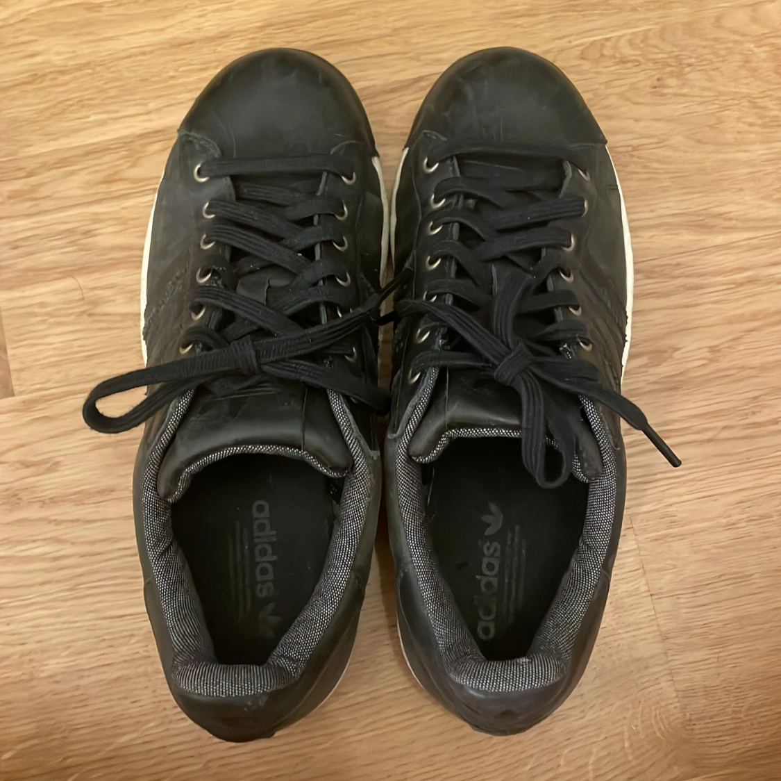 Svarta Adidas sneakers med vita sulor - 2