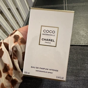 Coco Chanel parfym (oöppnad) - Säljer en Coco mademoiselle 100ml parfym från Chanel. Den är oöppnad och inköpt 19 januari från Chanel butik i Göteborg. Kvitto finns! Nypris 2360kr