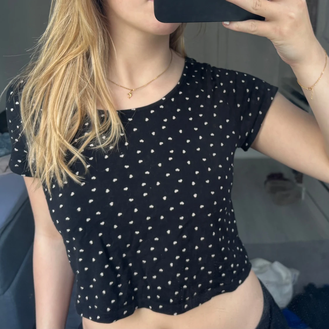 Svart topp med hjärtan och öppen rygg - 1