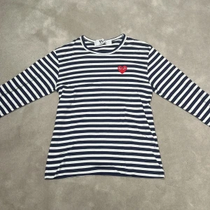 CDG long sleeve - Galet fet randig CDG longsleeve i utmärkt skick!🔥Säljes pga växt ur den, storlek S men passar nog mindre dessutom! Går alltid att skicka DM, pris såklart diskuterbart. Ny pris 1500