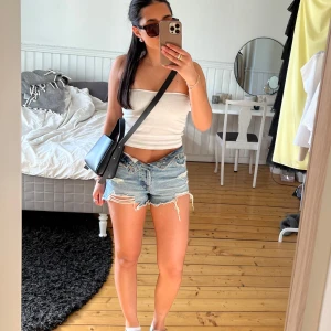 Jeansshorts från Zara - Säljer jättesnygga blå jeansshorts från Zara. Shortsen har slitna detaljer och är perfekta inför sommaren!🩷