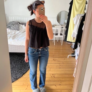 Blåa jeans med fickor från Gina Tricot - Säljer ett par snygga blåa jeans med fickor ifrån Gina Tricot Young.🩷Strl 164 sitter som en xs