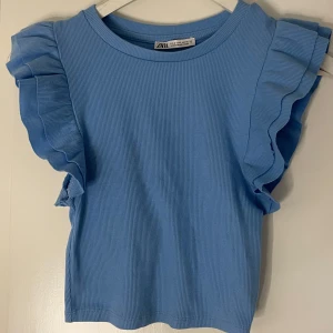 Volangtopp - Blå topp från Zara 🤍 Är knappt använd så är i mycket bra skick 