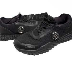 Svarta sneakers från Philipp Plein - Säljer ett par svarta sneakers från Philipp Plein storlek 44 och är i väldigt bra skick. Skriv för mer info och bilder!!