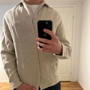 Beige Overshirt Dobber - Säljer denna sjukt snygga Overshirten från Dobber⭐️ Färgen är beige och storleken är M✅den har inga defekter och skicket är utomordentligt🙌🤝 Sjukt najs passform och passar perfekt som vår och sommarjacka☀️🙌 Tveka inte på att höra av er dig vid minsta fråga eller fundering😊 