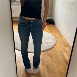 Blå jeans - Jeans från Zara i storlek 34🩷slitna vid fötterna 