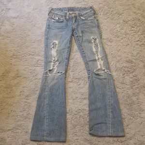 True religion jeans - Midjemått 35cm, revor tillhör design