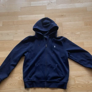 Polo raulph lauren zip hoodie - En riktigt snygg mörkblå zip hoodie från Raulph lauren. Storlek : M
