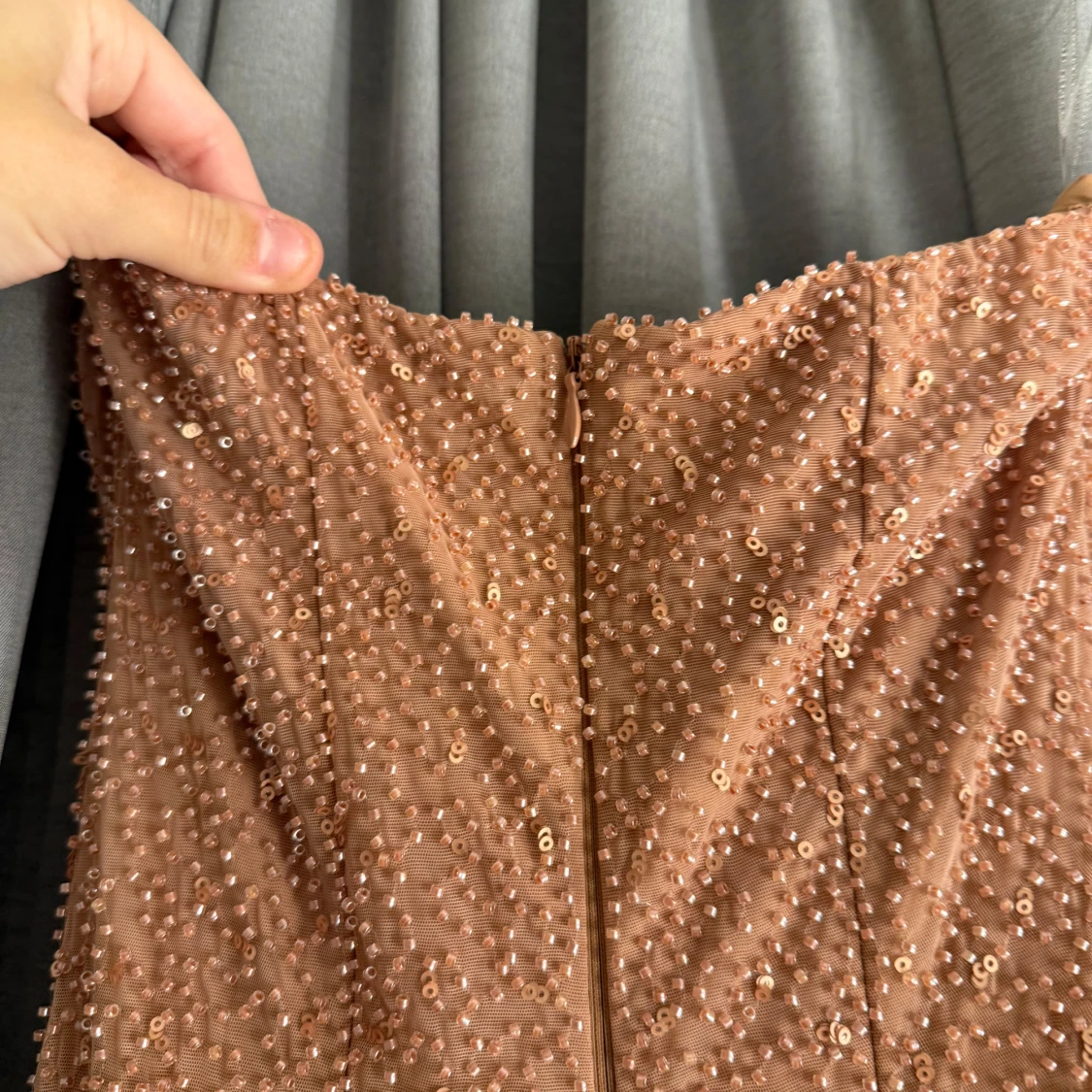 Champagnefärgad/lax färgad paljettklänning med draperad överdel - 2