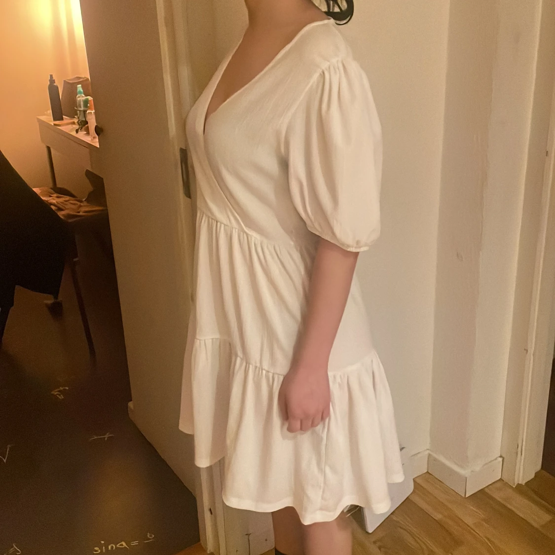 Vit omlottklänning med puffärm - 1