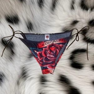 Ed hardy bukini underdel❤️ - Supet snygg bukini underdel med cool design och rinestones på fransidan, ifrån ed hardy❤️jag köpte den ifrån en annan hon sa att den inte var använd och jag har själv inte använt den så den är inprecip oanvänd❤️ de står att den är XL men den passar även L och M( de är bara att skriva så skickar jag måtten❤️)