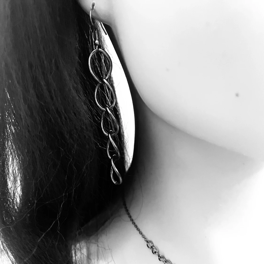 By prisförslag- 1 st Långt örhänge i guldtonad metall - 1