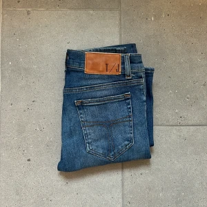 Blå Tiger Of Sweden jeans  - Tiger Of Sweden jeans || Storlek W28 L32 || jeansen är i grymt skick (normalt slitage förekommer) || Jeansen är modell slim!