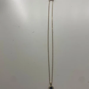 Halsband med hjärtberlock i guldton - Snyggt halsband med tunn guldfärgad kedja och hjärtformad berlock. Berlocken har en svart sten i mitten och en ram i guldton. Perfekt accessoar för att lyfta din outfit. Priset kan diskuteras💞