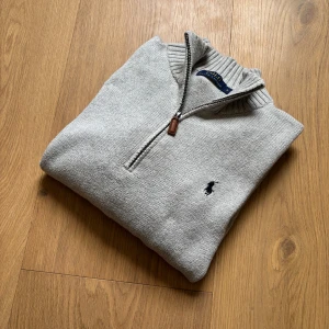 Ralph Lauren Half Zip - Tja! Säljer nu en riktigt fräsch Ralph Lauren Half zip i superskick. Storlek S, grå. Bara att höra av sig vid frågor
