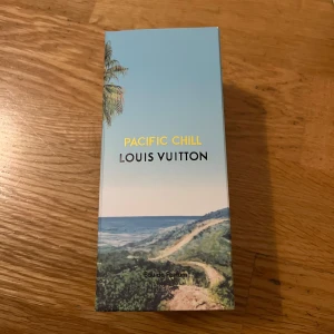 Pacific Chill Eau de Parfum från Louis Vuitton - Upptäck Pacific Chill från Louis Vuitton, en Eau de Parfum med en fräsch och uppfriskande doft. Flaskan är elegant i glas med en grön nyans och svart kork. Förpackningen har en vacker strandbild som ger en känsla av sommar och frihet.
