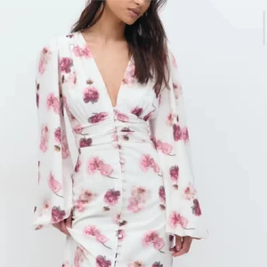 Söker Gina tricot klänning den på bilden eller den blåa - Storlek 38 eller 40 