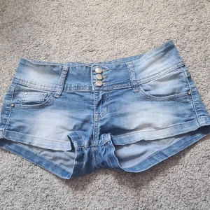 Vintage shorts - Ett par jättefina lågmidjade shorts i superbra skick👌köpta på secondhand, men är knappt använda sen innan. Saknas diamanter vid fickan som syns på bilden👍 Märket är Redress collection, skriv till mig för mer info eller frågor🤗