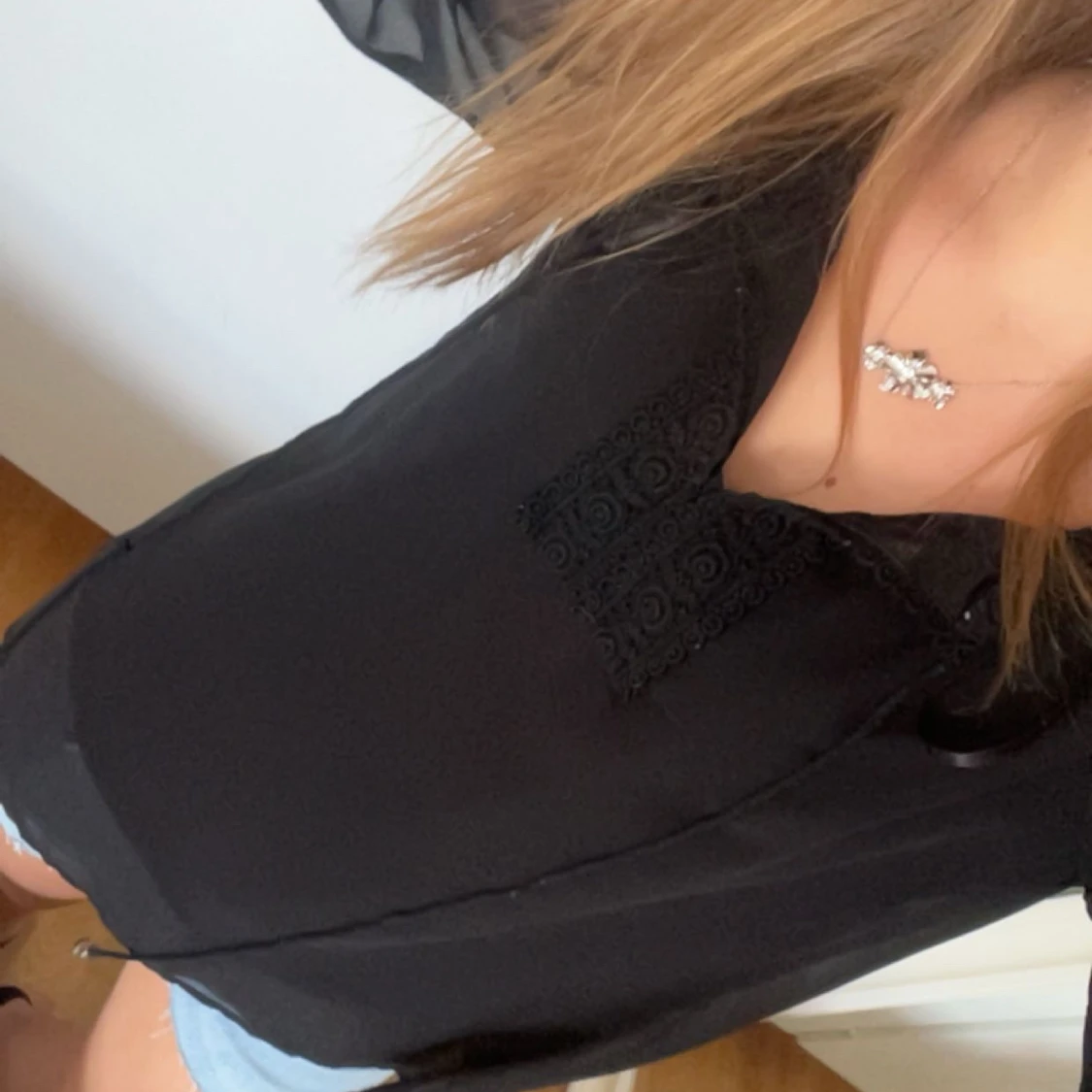 Svart blus med spetsdetaljer från Isolde