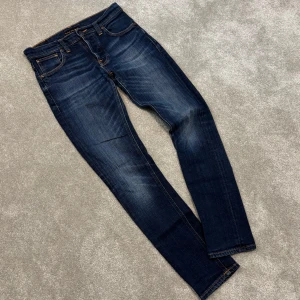 Nudie Grim Tim - Tja! Säljer dessa feta mörkblå Nudie ”Grim Tim” jeans med schysst tvätt! Jeansen är i fint skick, inga defekter! Size 29/32. Skriv vid funderingar!