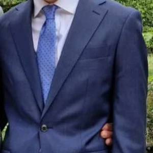 Blå kostym i nyskick - Snygg kostym i slim fit med matchande kavaj och byxor från Volt. Kavajen har två knappar framtill, fickor med lock och smal passform. Perfekt för bal eller student. Använd vid ett tillfälle av sonen förra sommaren så i nyskick! 😊
