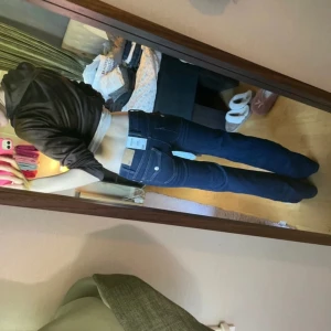 Lågmidjade jeans, xxs full length - Säljer ett par lågmidjade jeans i nyskick med prislappen kvar. Snygg och tidlös modell som passar till mycket. Nypris är 400 kr. Säljer då dom är lite tighta i midjan. Jag är 169 cm lång, väger runt 50 kg (skriver så ni får en ide om hur dom sitter på mig)