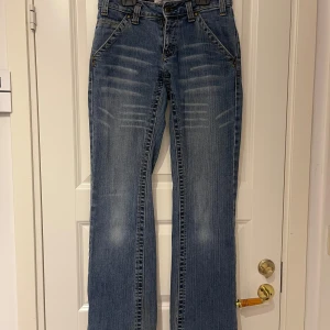Blå bootcut jeans - Säljer ett par klassiska blå bootcut jeans från Lindex. Väldigt sköna o strechiga.