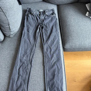 Grå/svarta jeansbyxor från 157 Icon - Säljer ett par grå jeansbyxor från 157 Icon i storlek XS. Klassisk femficksmodell med raka ben och normal passform. Perfekta till dig som gillar en enkel och stilren look.