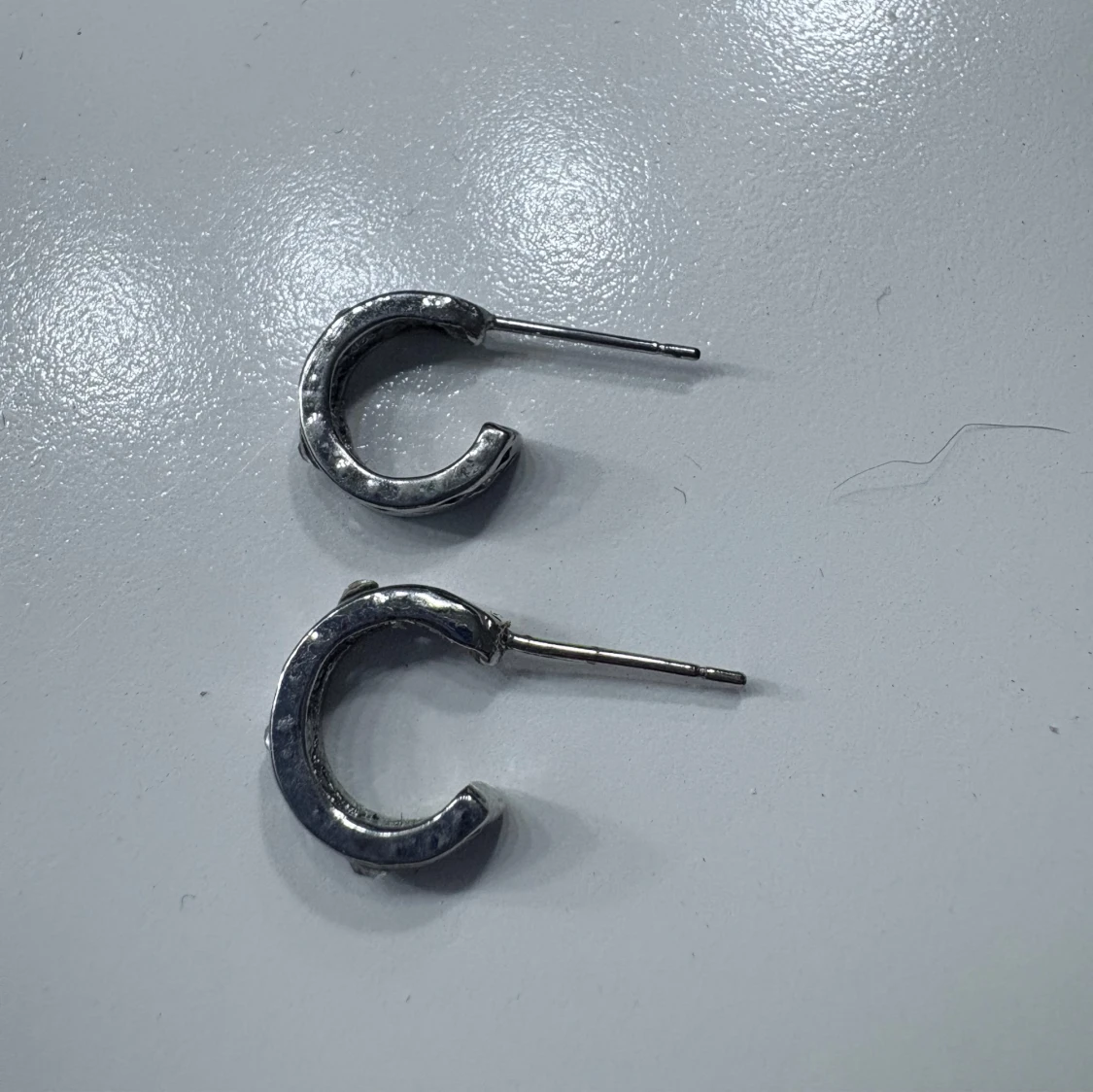 Silverfärgade örhängen med stenar - 1