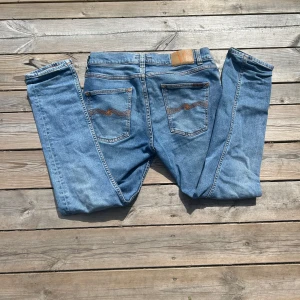 Nudie jeans  - Tja! Säljer detta par feta nudie jeans som är i Modellen ”Lean Dean” som är slim fit och som är i strl 31/30 men passar mig som har strl 30/30 och i skicket 9/10 ser inte använda ut!Hör av er om ni skulle ha några funderingar mvh Dennis!