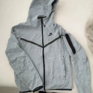 Grå nike tech fleece - Säljer en grå Nike tech då den ej passar mer, inga fel, kan gå ner i pris vid snabbt köp 