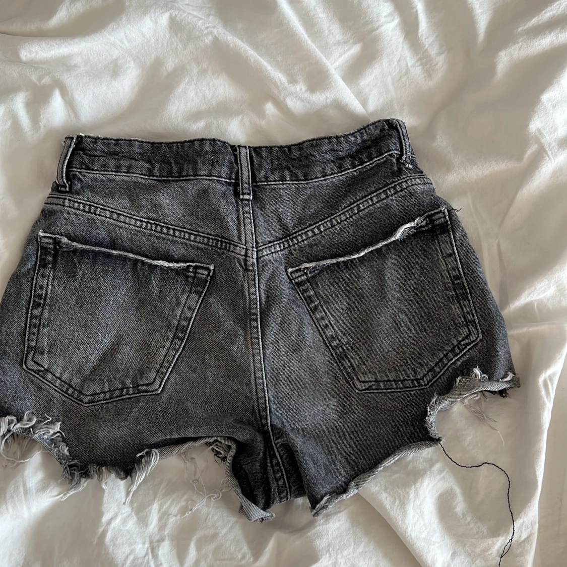 Svarta jeansshorts med fransar från ZARA - 1