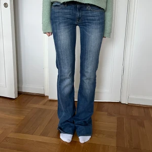 Lågmidjade bootcut jeans  - Säljer ett par blå lågmidjade bootcut jeans. Hör av er vid frågor, modellen är 172 lång och skulle passa någon lite längre. Står 26 i midja och passar xxs/32