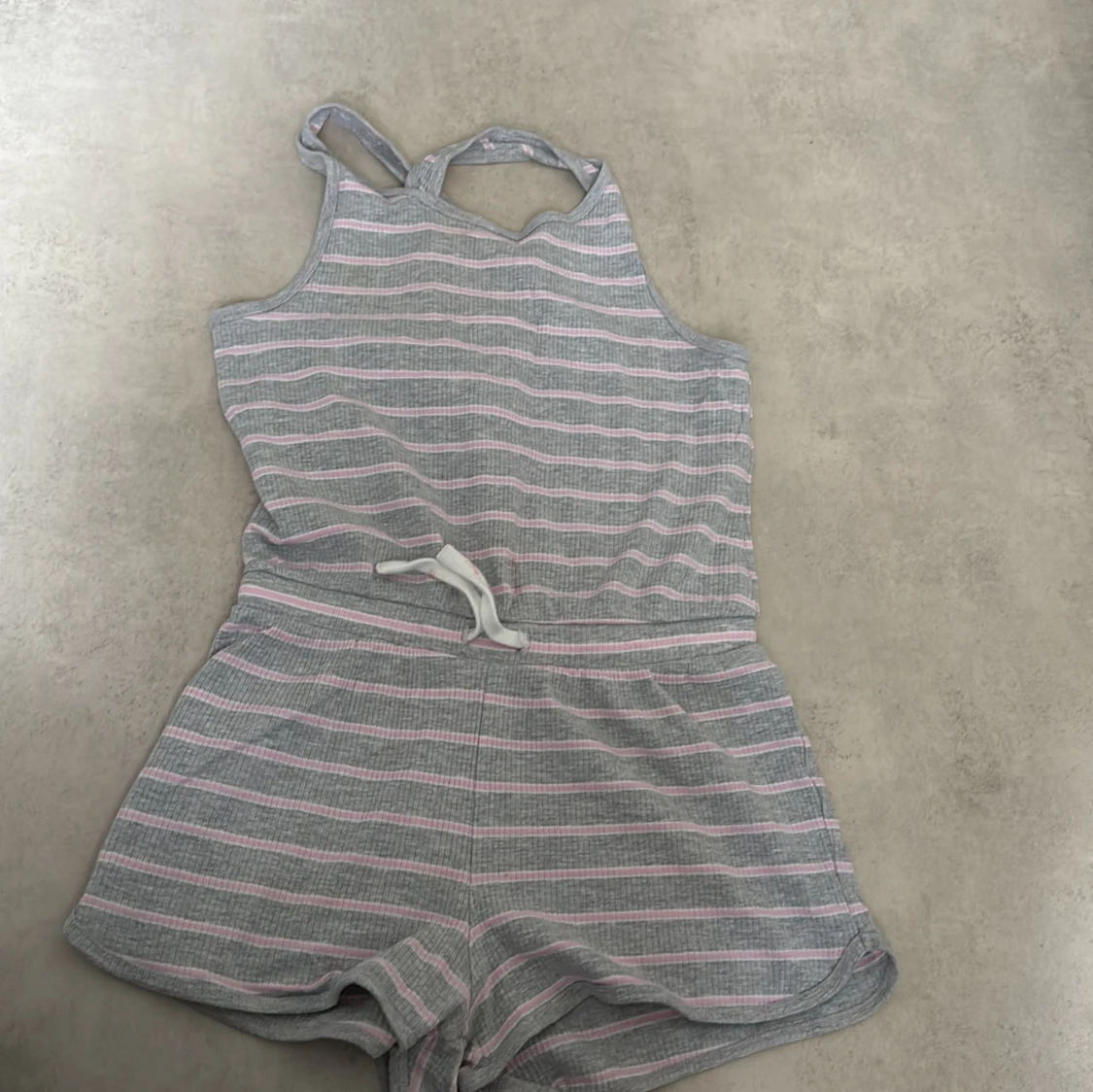 Grå och rosa randig kort jumpsuit