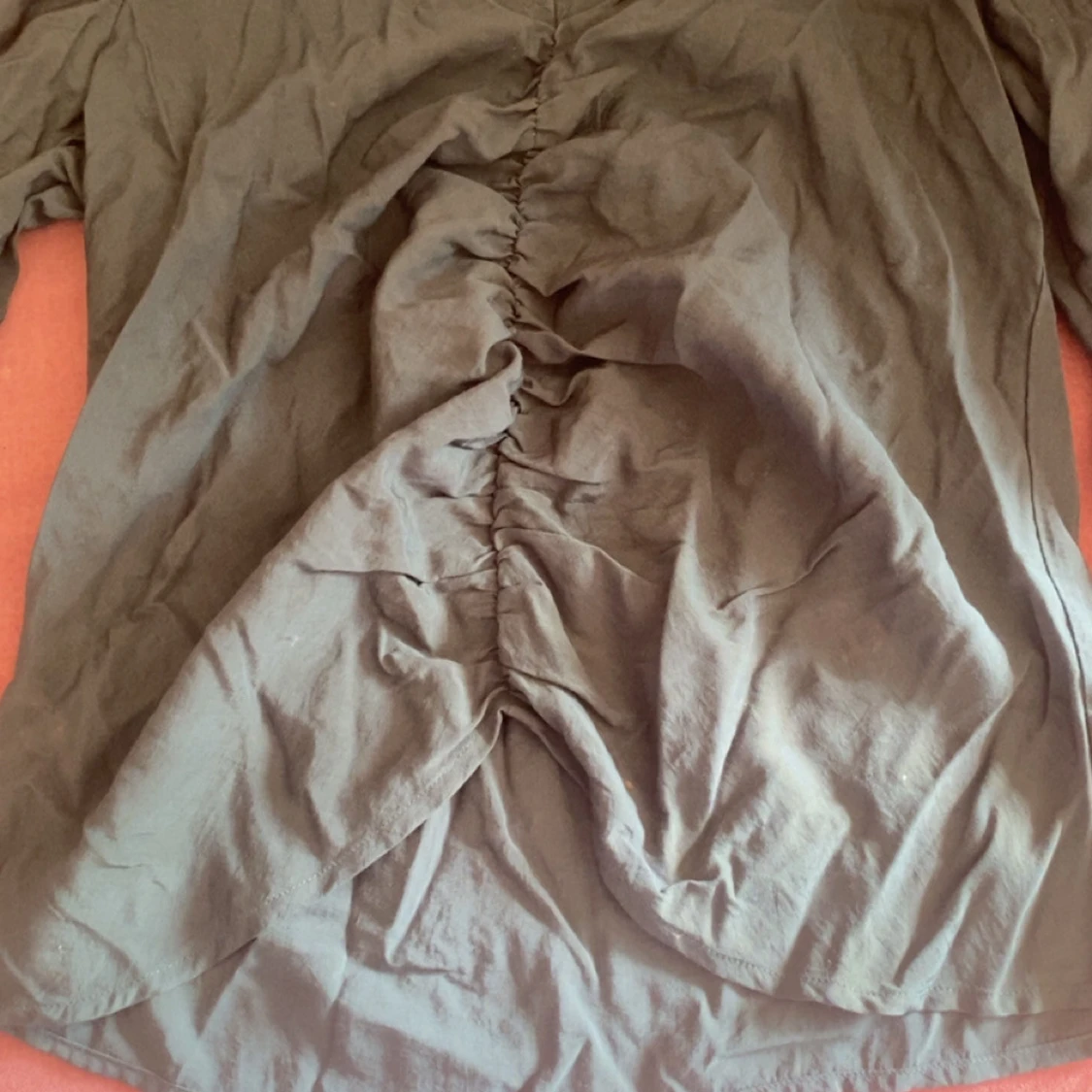 Grön blus med rynkade detaljer 