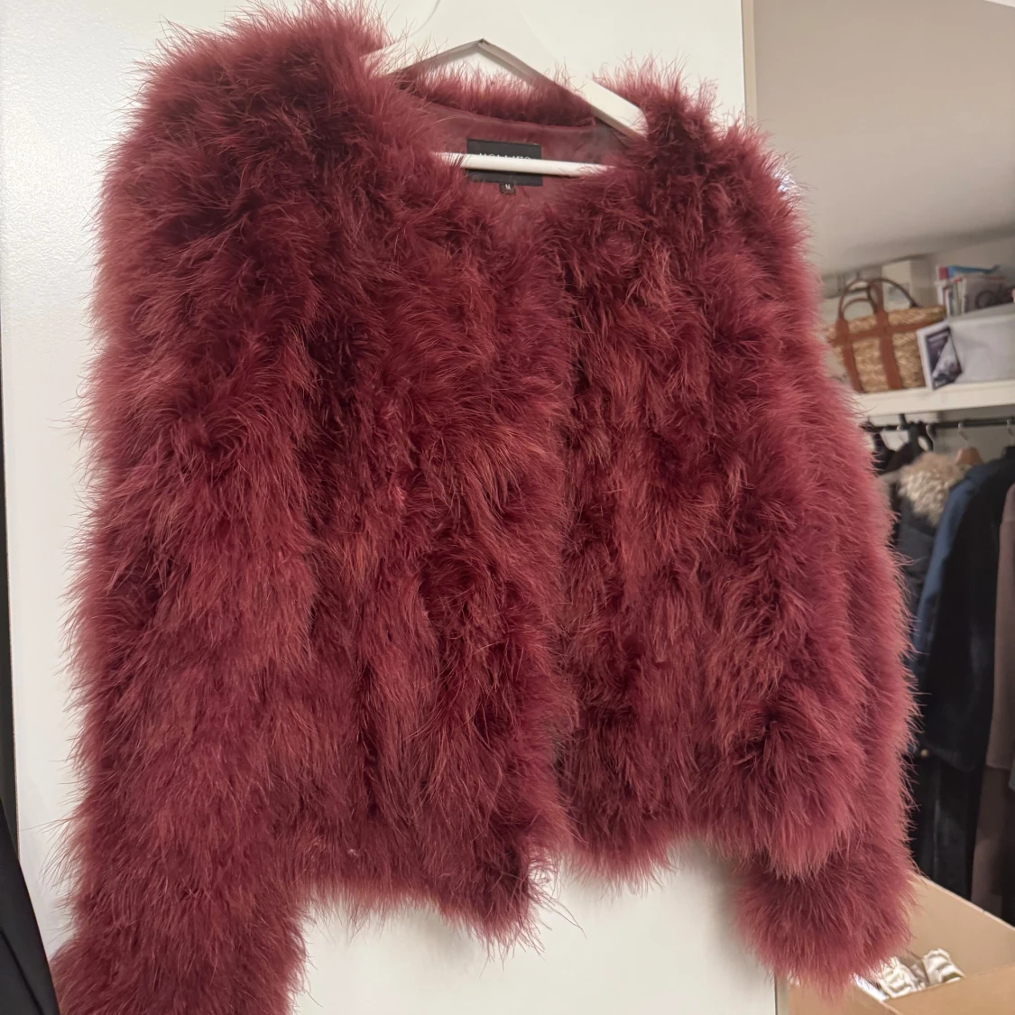 Vinröd pälsjacka