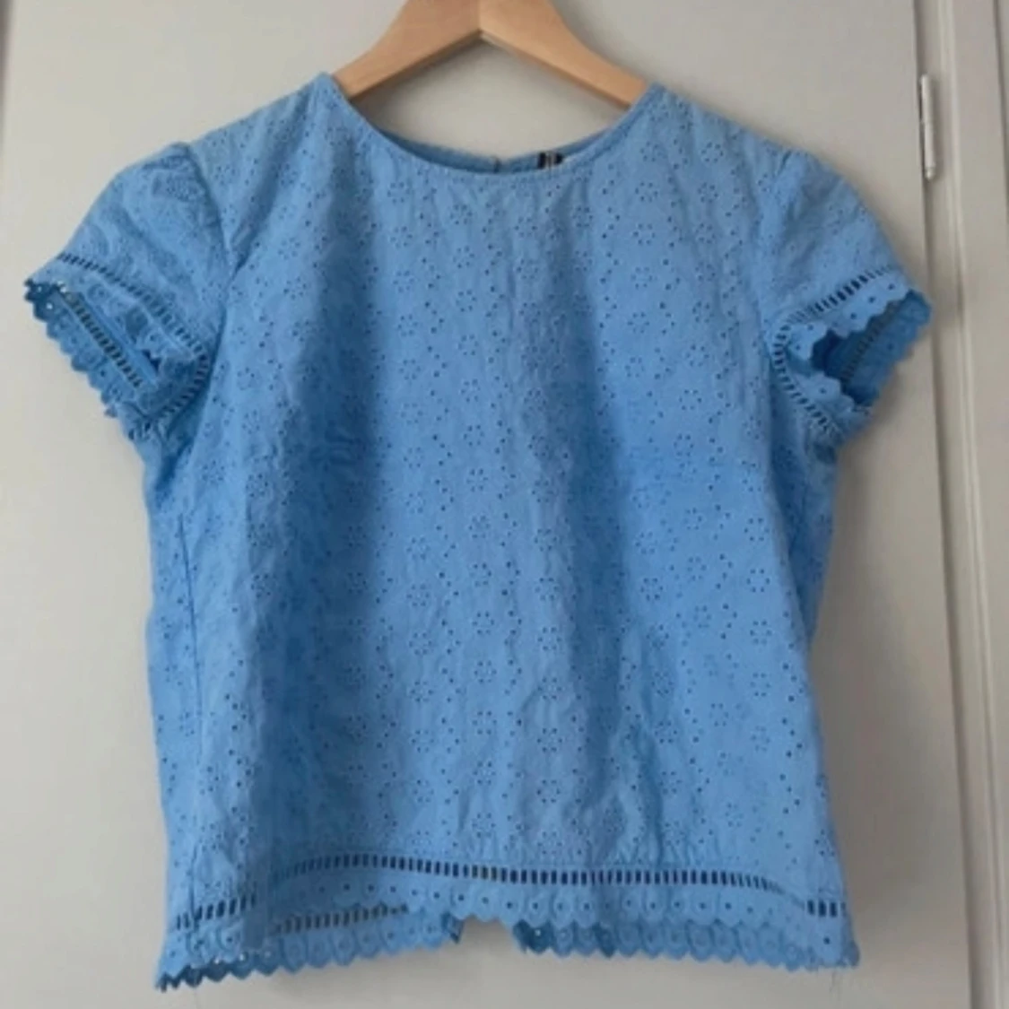 Ljusblå blus med spetsdetaljer