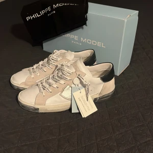 Philippe model skor - Tja! Säljer ett par helt oanvända Philippe model skor, där box och dustbag medföljer och därav priset, vid mer frågor är de bara att höra av sig🥂