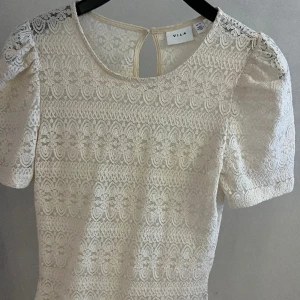 Topp från VILA - Säljer denna toppen från VILA i strl S! Säljer den då den inte kommer till användning. 