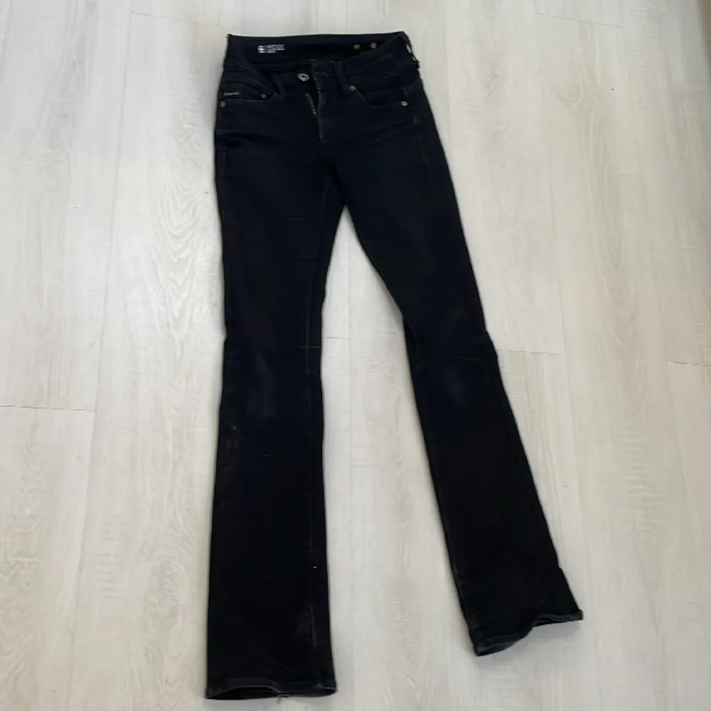 Svarta bootcut low waist jeans från G-star raw. Säljer pga för små, längden passar mig som är 170cm. . Jeans & Byxor.