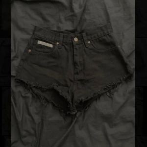As snygga jean shorts  - Väldigt snygga shorts som passar S-M har använt ett fåtal gånger men är som i nyskick. Pris kan diskuteras och svarar gärna på frågor.
