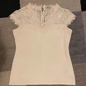 Vit spets blus - Vit blus med spets, använd fåtal gånger. Köpt från H&M. Kontakta mig privat innan trycker på köp nu då jag kanske har fler intresserade och det kanske blir budgivning 💗💗