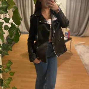 Skinnjacka 💕 - Säljer min superfina skinnjacka, nyskick och inga fel.