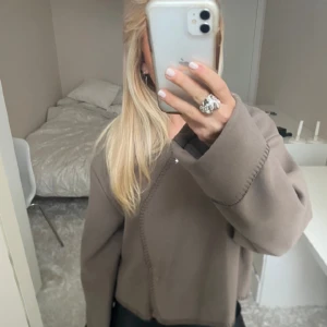 Kofta - Säljer denna bruna omlottkofta från Gina Tricot, helt i nyskick. Har du någon fråga är det bara att höra av dig🫶🏻