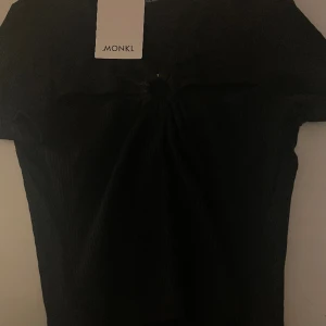 Topp med detalj - Jättesöt topp från Monki! Helt ny med prislappen kvar. Den är perfekt att ha till fest och till vardag💕 hör av dig vid intresse!❤️‍🔥