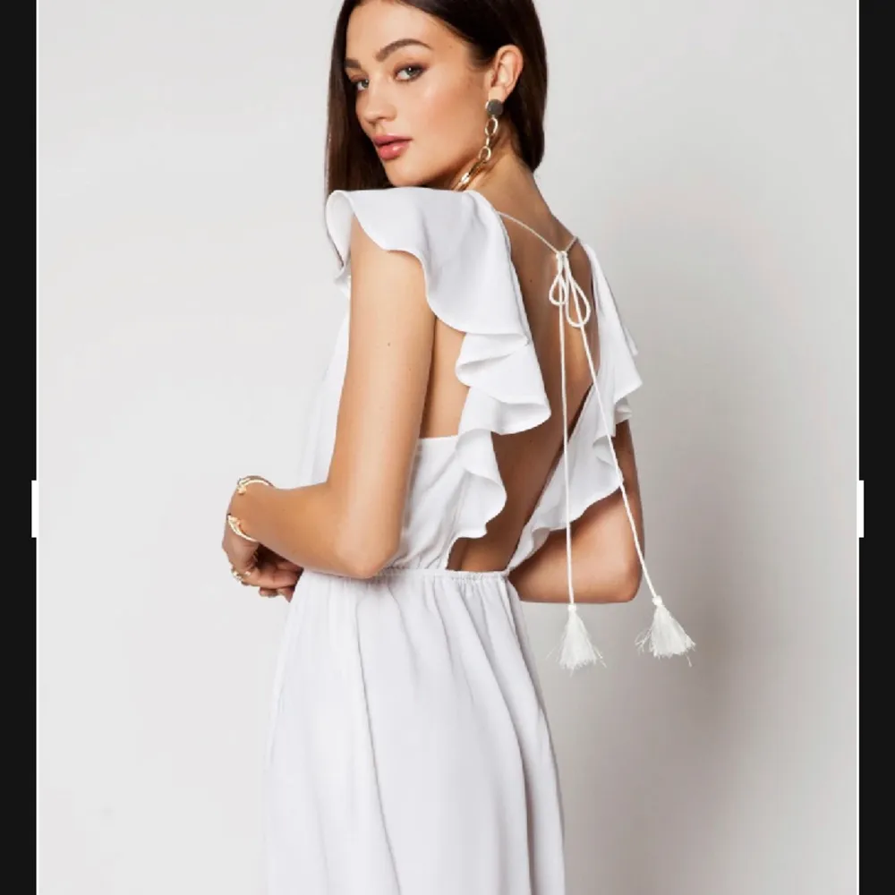 Superfin vit klänning från ivy revel! Passar perfekt till student eller skolavslutning, är i nyskick❤️ står ingen storlek men skulle säga att den passar xs-m. Klänningar.