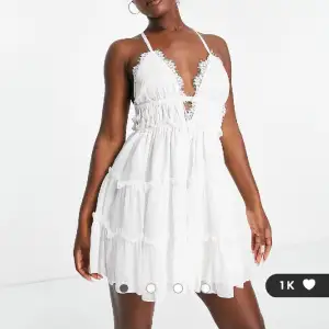 Söker denna Asos Design klänning i storlek 32 eller 34!❤️  Vet du om den säljs någon annanstans? Snälla säg till!💞