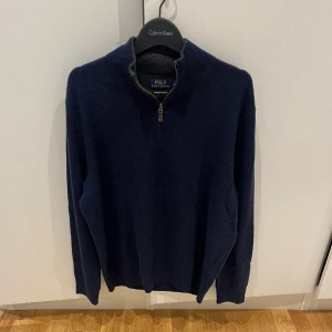 Ralph Lauren Cashmire half zip - Otroligt fin half zip gjord i 100% cashmire. Har använt den Max 3 gånger. Nypris är 4500kr.