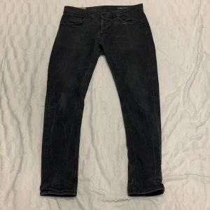 Dondup George jeans - Säljer nu dessa riktigt fina dondup George jeans då jag ej är i behov av dem längre. Storlek 36 men dem sitter mycket tajtare än de. Jag har i vanliga fall 30 men med skärp så sitter de perfekt. Kontaktas via dm