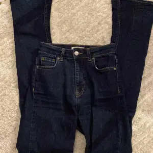 Gina Tricot jeans i mörkblå tvätt i storlek 32, ganska så high waist.